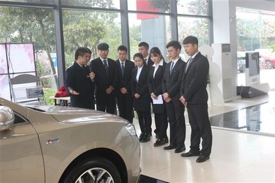 我院成功举办“渝鑫吉利杯”汽车营销大赛，学生实战演练汽车销售技能